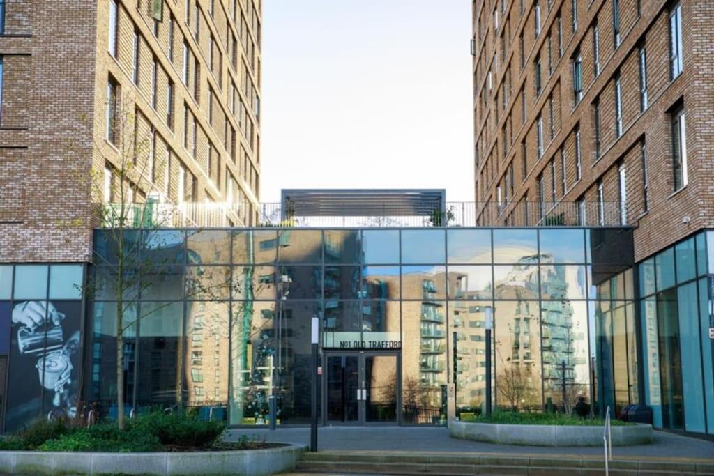 Modern Trafford 1Br Apartment-Free Parking-Cinema Room Manchester Zewnętrze zdjęcie