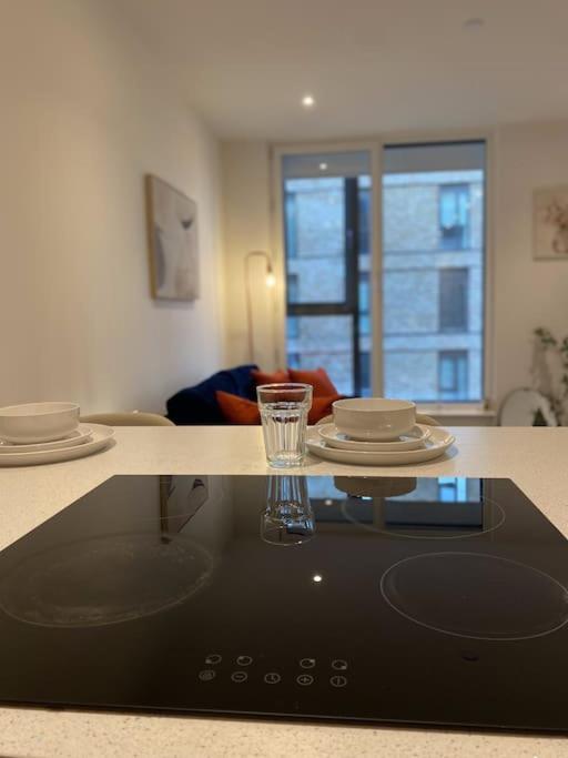 Modern Trafford 1Br Apartment-Free Parking-Cinema Room Manchester Zewnętrze zdjęcie