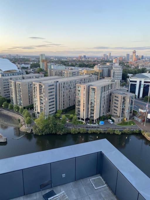 Modern Trafford 1Br Apartment-Free Parking-Cinema Room Manchester Zewnętrze zdjęcie