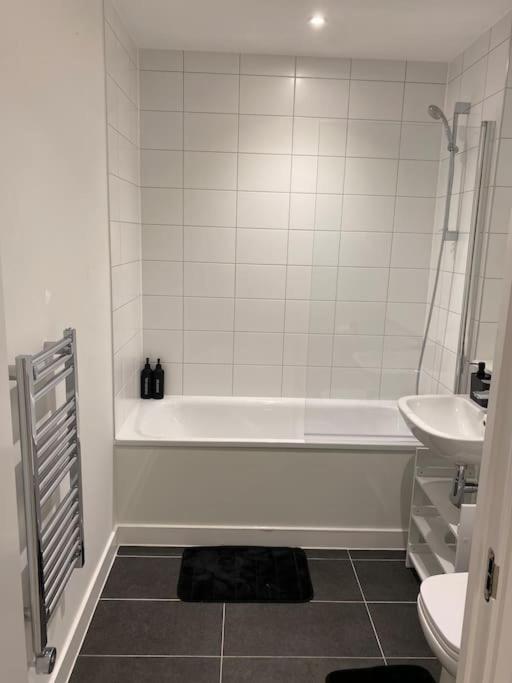 Modern Trafford 1Br Apartment-Free Parking-Cinema Room Manchester Zewnętrze zdjęcie