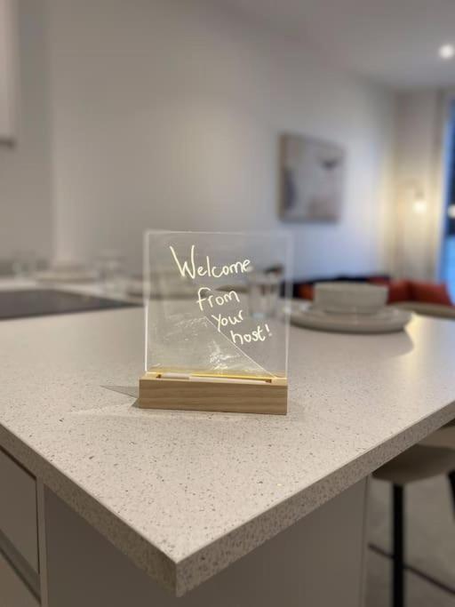 Modern Trafford 1Br Apartment-Free Parking-Cinema Room Manchester Zewnętrze zdjęcie