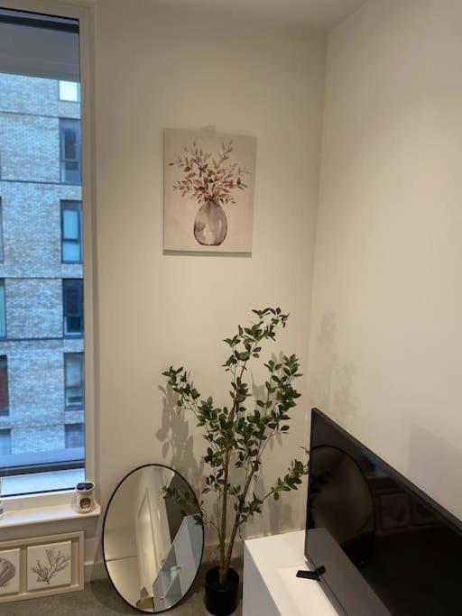 Modern Trafford 1Br Apartment-Free Parking-Cinema Room Manchester Zewnętrze zdjęcie