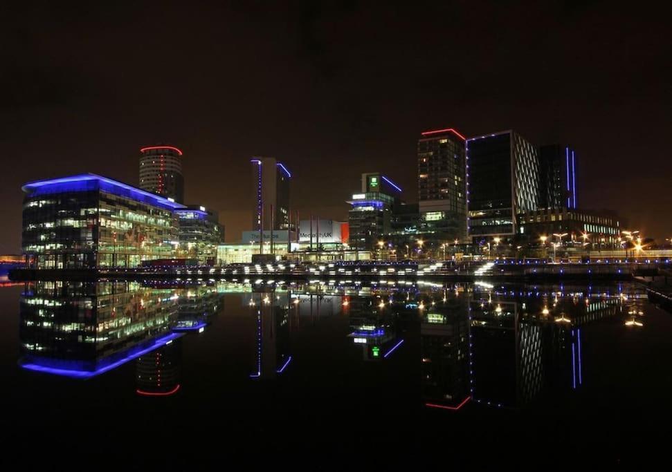 Modern Trafford 1Br Apartment-Free Parking-Cinema Room Manchester Zewnętrze zdjęcie