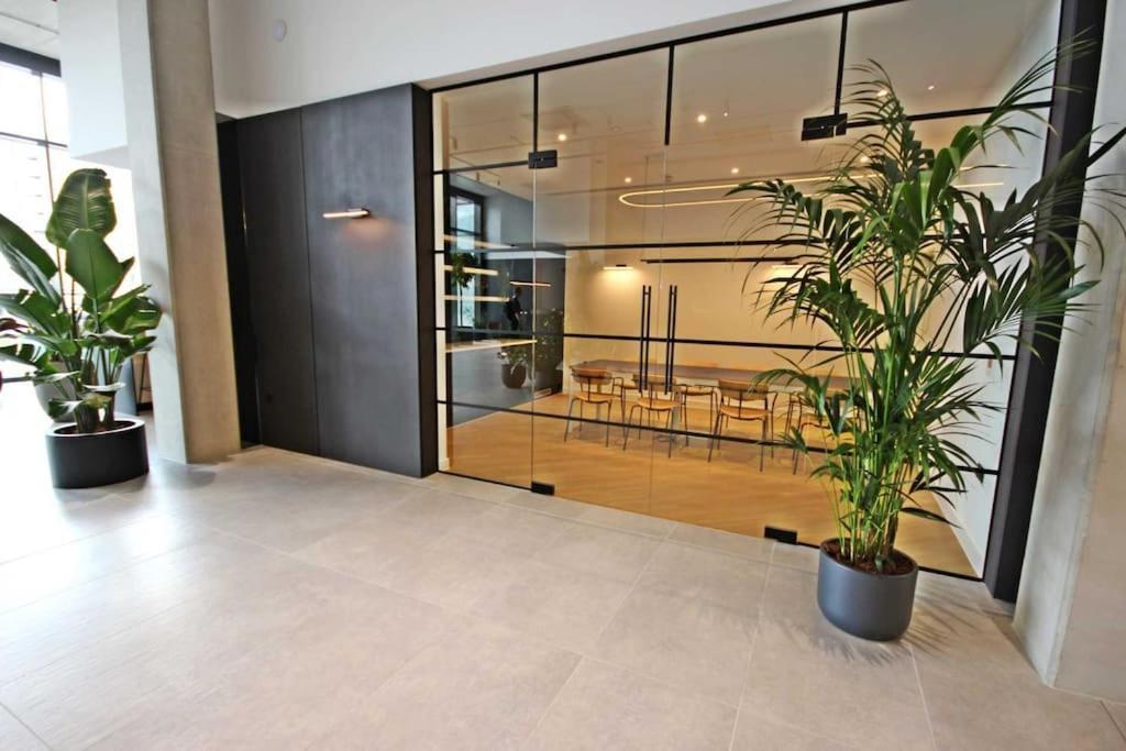 Modern Trafford 1Br Apartment-Free Parking-Cinema Room Manchester Zewnętrze zdjęcie