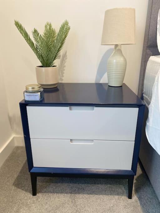 Modern Trafford 1Br Apartment-Free Parking-Cinema Room Manchester Zewnętrze zdjęcie