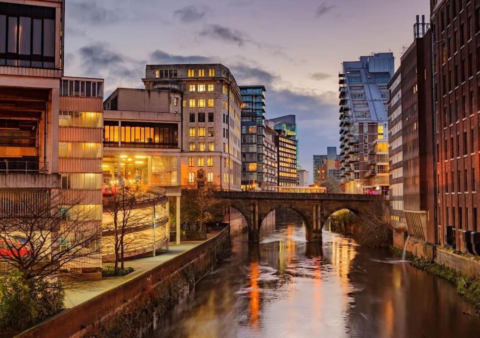 Modern Trafford 1Br Apartment-Free Parking-Cinema Room Manchester Zewnętrze zdjęcie
